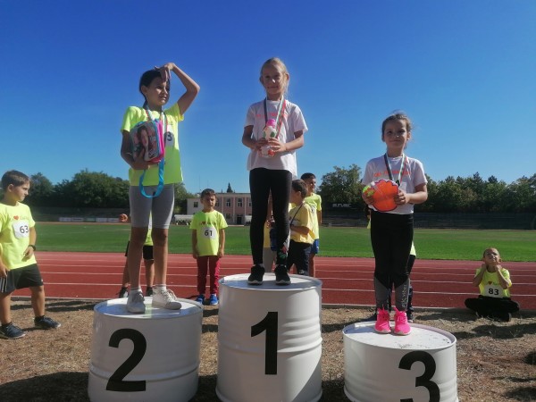 8 златни, 3 сребърни и 5 бронзови медала спечелиха малките атлети на СКА “Пендарева“