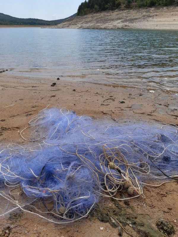 Тридневно наблюдение, спасена трофейна риба и извадени метри бракониерски мрежи на Жребчево и Тунджа