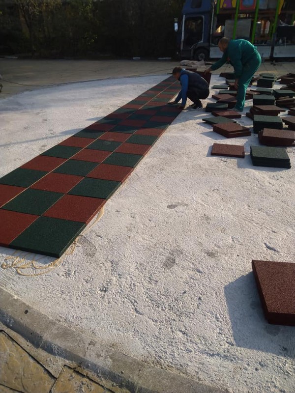 Енинка подари чисто нова детска площадка на селото си