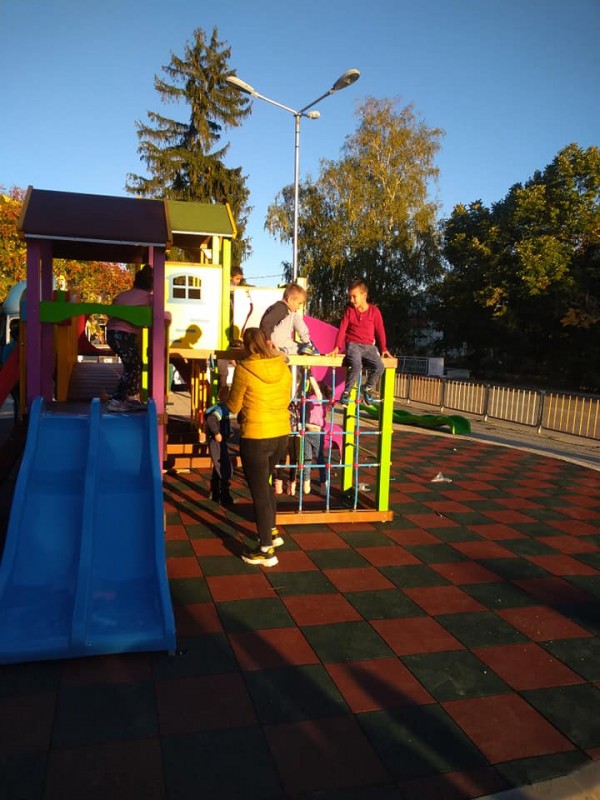 Енинка подари чисто нова детска площадка на селото си