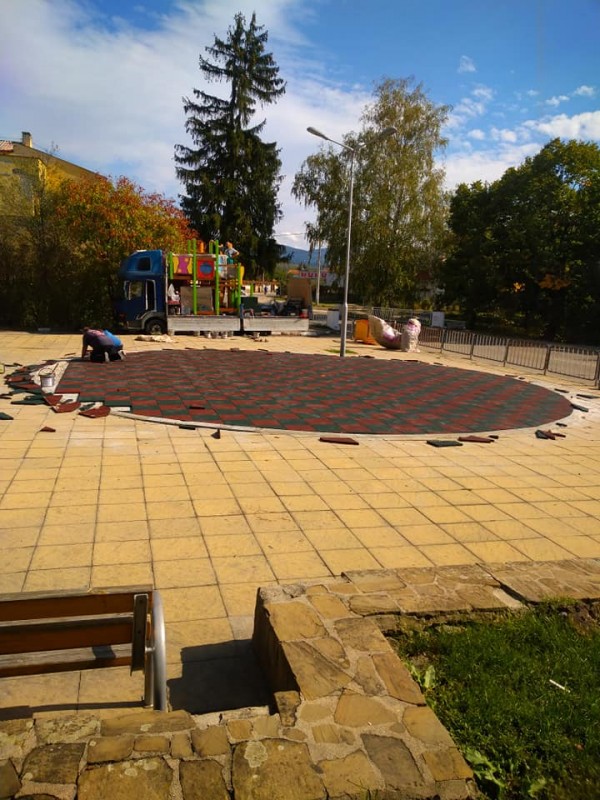 Енинка подари чисто нова детска площадка на селото си