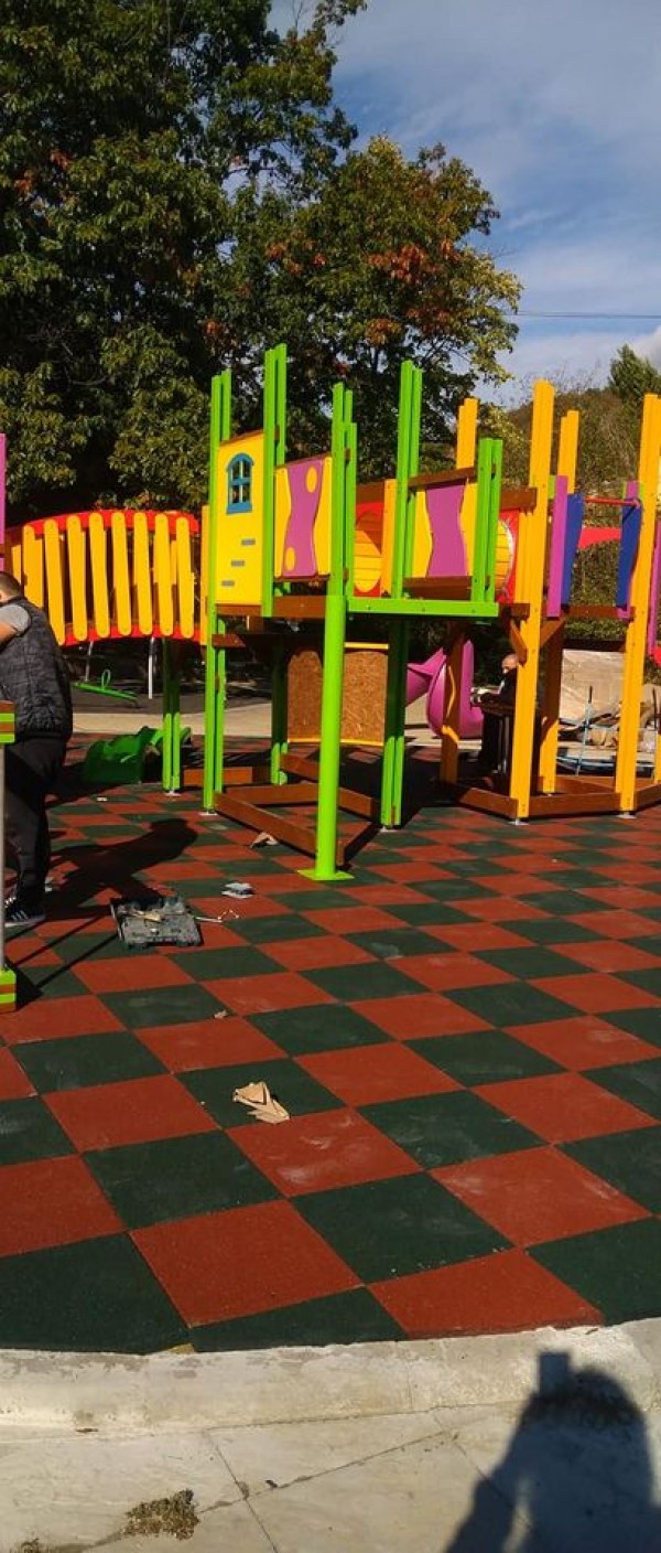 Енинка подари чисто нова детска площадка на селото си