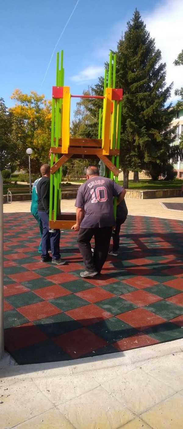 Енинка подари чисто нова детска площадка на селото си