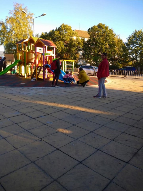 Енинка подари чисто нова детска площадка на селото си