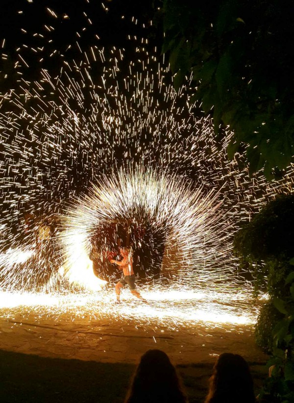 Огнено шоу, изложба на носии и музика ви очакват в събота в „Светилото”