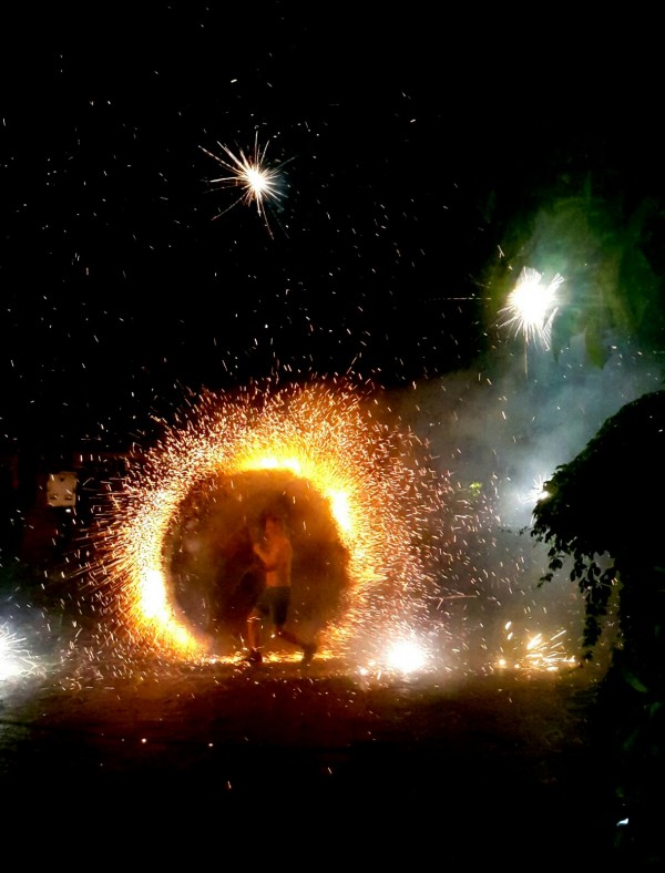 Огнено шоу, изложба на носии и музика ви очакват в събота в „Светилото”