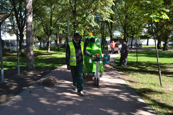 Нова екологична машина се включва в събирането на есенните листа в Казанлък