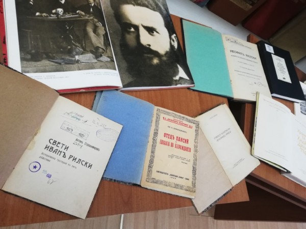 Библиотека “Искра“ с изложба за Деня на народните будителите