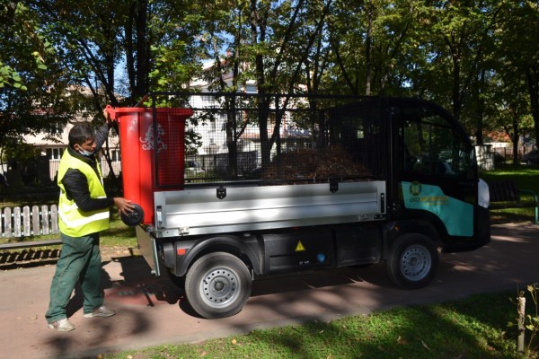 Нова екологична машина се включва в събирането на есенните листа в Казанлък