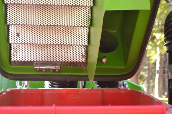 Нова екологична машина се включва в събирането на есенните листа в Казанлък