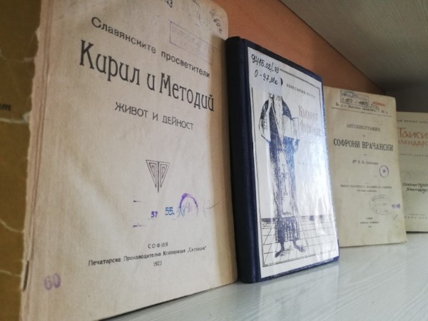 Библиотека “Искра“ с изложба за Деня на народните будителите