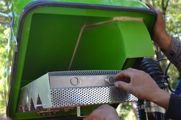 Нова екологична машина се включва в събирането на есенните листа в Казанлък