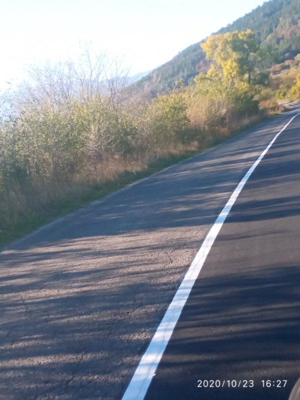 Завършва полагането на пътна маркировка за зимния сезон по междуселските пътища в Общината