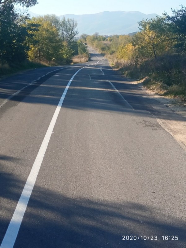 Завършва полагането на пътна маркировка за зимния сезон по междуселските пътища в Общината