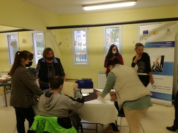 Ученици от ПГЛПТ рамо до рамо с “Бъдеще за децата“ учиха хора със специални потребности на кетъринг