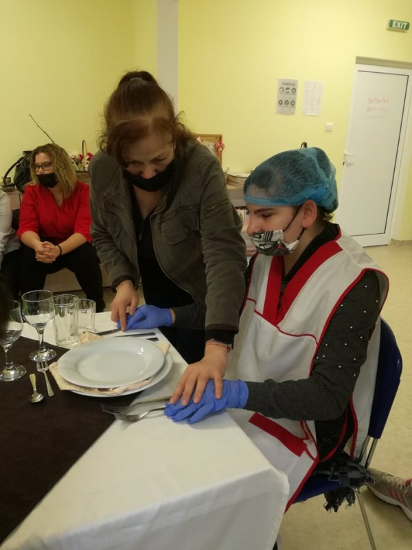 Ученици от ПГЛПТ рамо до рамо с “Бъдеще за децата“ учиха хора със специални потребности на кетъринг