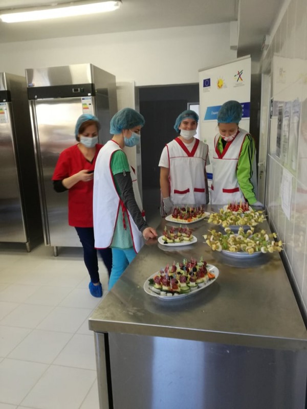 Ученици от ПГЛПТ рамо до рамо с “Бъдеще за децата“ учиха хора със специални потребности на кетъринг