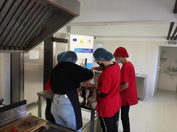 Ученици от ПГЛПТ рамо до рамо с “Бъдеще за децата“ учиха хора със специални потребности на кетъринг