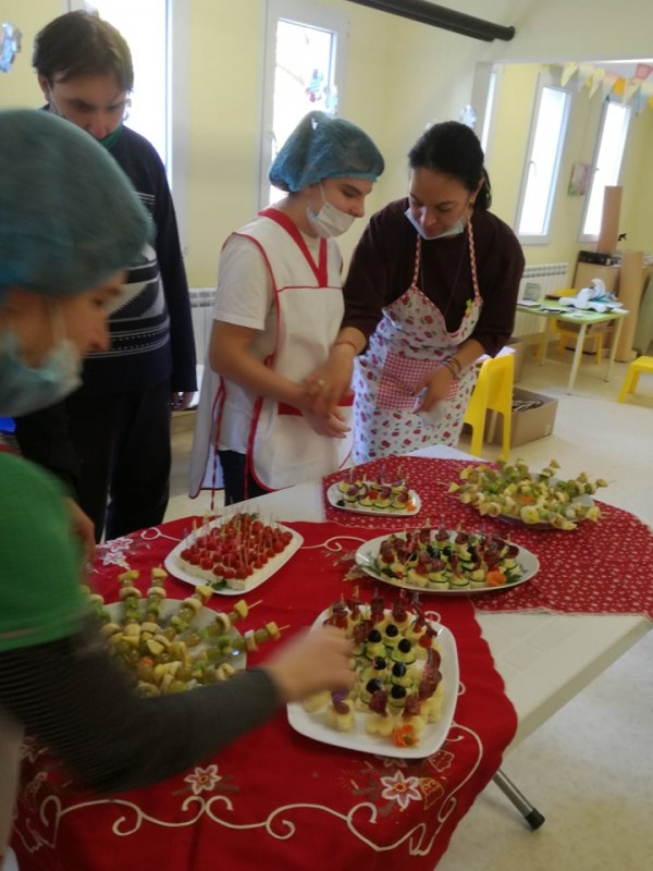 Ученици от ПГЛПТ рамо до рамо с “Бъдеще за децата“ учиха хора със специални потребности на кетъринг