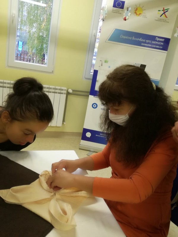 Ученици от ПГЛПТ рамо до рамо с “Бъдеще за децата“ учиха хора със специални потребности на кетъринг