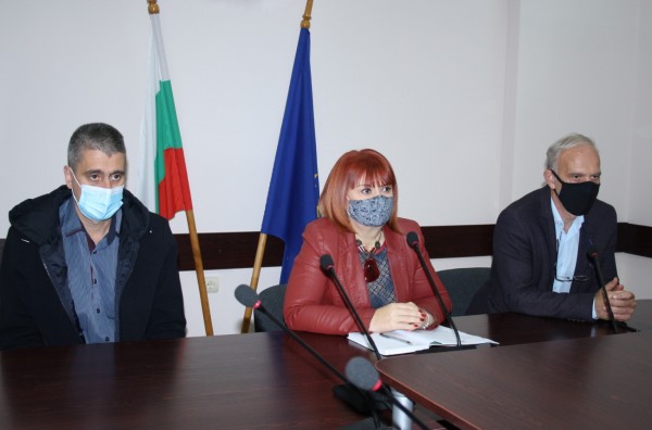 21 ученици и 53 педагози са с коронавирус към момента в областта