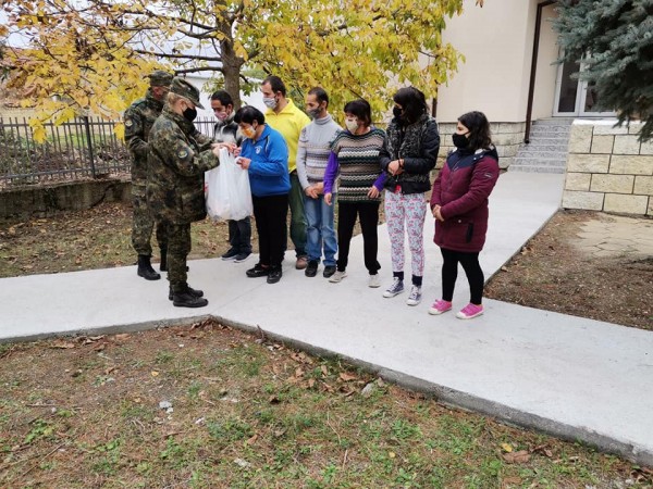 Сърцати военослужещи с благотворителен жест