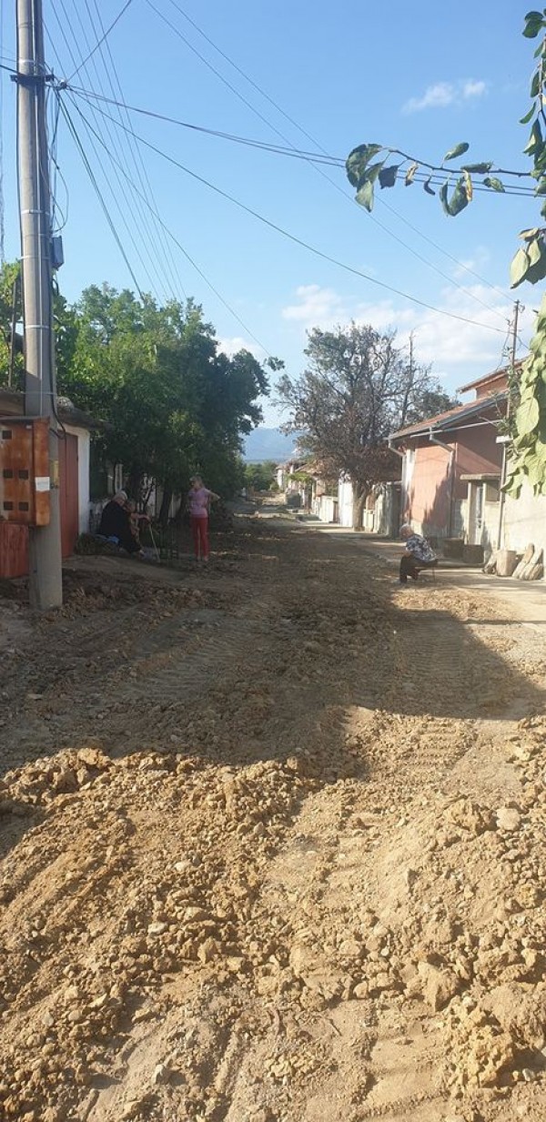 Нова водопроводна система и нова асфалтова настилка на улица в Розово