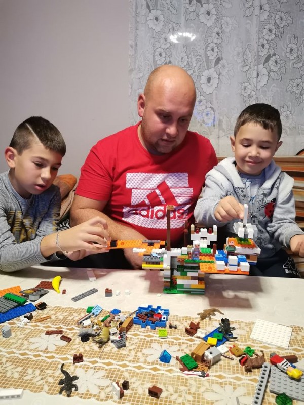 102 снимки събра онлайн конкурса “Аз и татко“