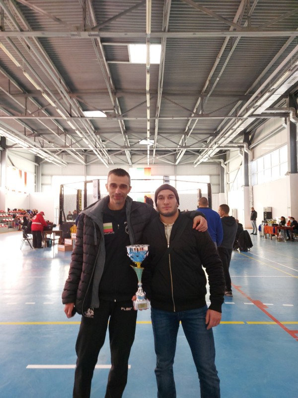 Три шампионски титли и отборна купа грабнаха състезателите на Аргус ММА