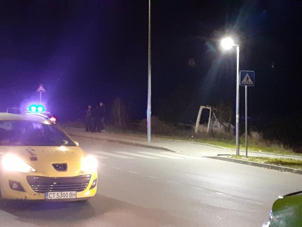 Пътна помощ отнесе стълб и влезе в градинката в Източното