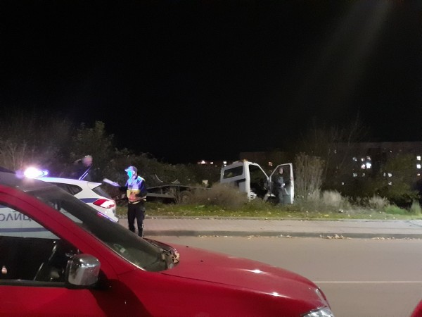 Пътна помощ отнесе стълб и влезе в градинката в Източното