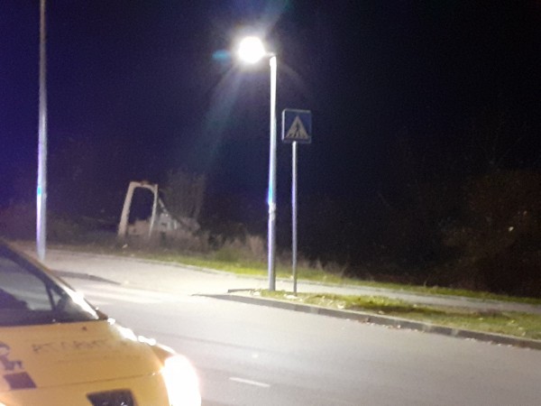 Пътна помощ отнесе стълб и влезе в градинката в Източното