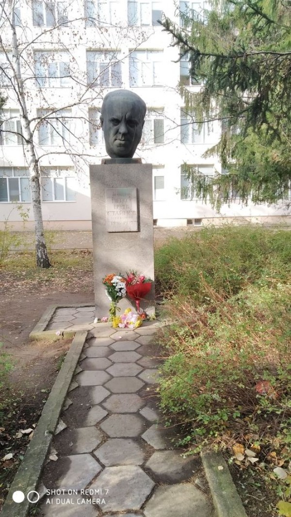 Гимназия “Акад. Петко Стайнов“ чества днес своя патронен празник