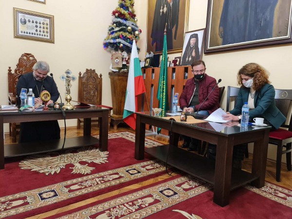 Подписаха договорът за ремонта на камбанарията в Шипченския манастир