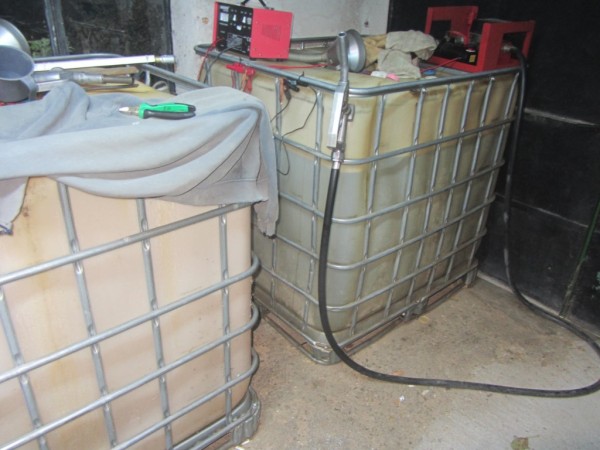 Незаконна “бензиностанция“ в гараж разкриха полицаите