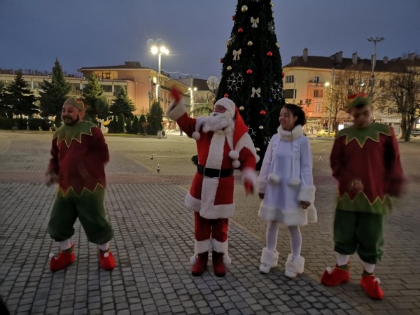 Засияха коледните светлини в Казанлък