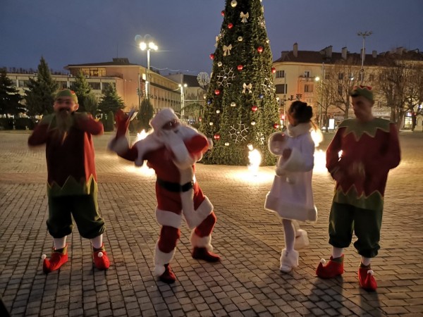 Засияха коледните светлини в Казанлък