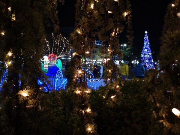 Засияха коледните светлини в Казанлък