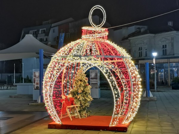 Засияха коледните светлини в Казанлък