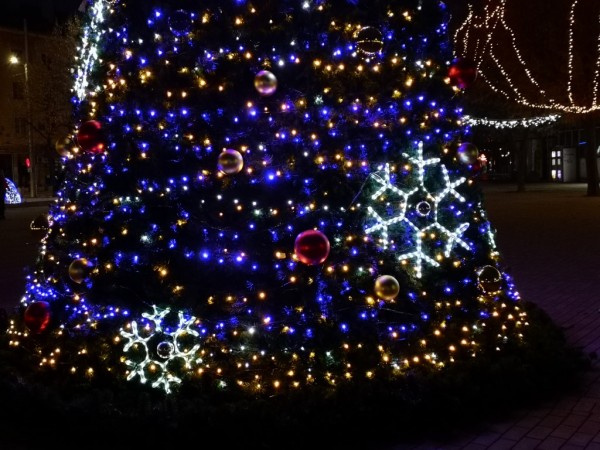 Засияха коледните светлини в Казанлък