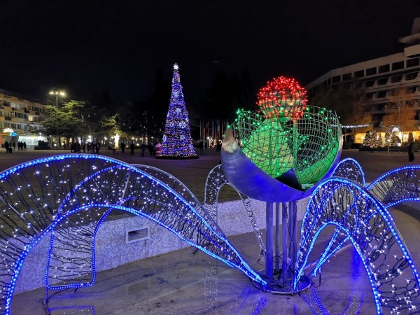 Засияха коледните светлини в Казанлък