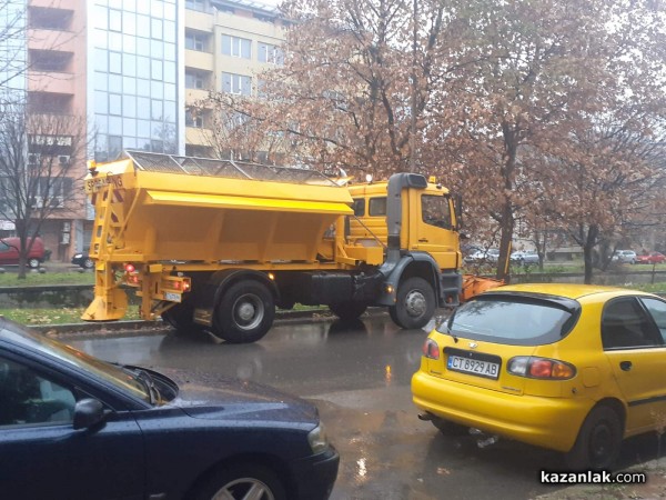 Снегорин удари Поло на кръстовището до Зеления мост