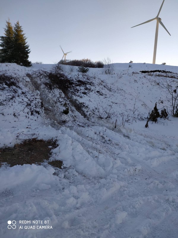 Служители на ветропарка към дрифтъри и офроудъри: Какво е удоволствието да се подиграеш с труда на другите?/ Видео