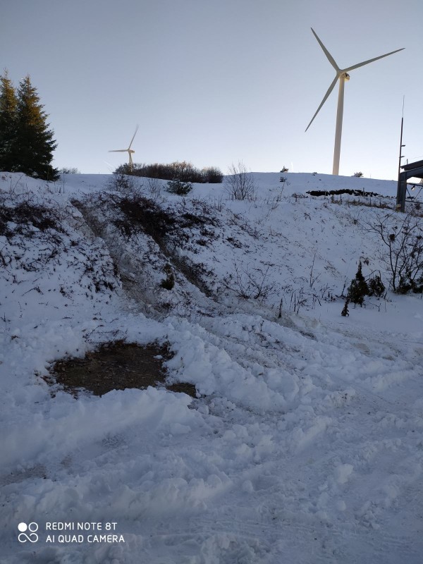 Служители на ветропарка към дрифтъри и офроудъри: Какво е удоволствието да се подиграеш с труда на другите?/ Видео