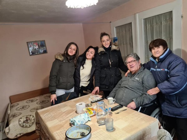 За Коледа, “Помогни в нужда“ зарадва над 60 семейства и самотно живеещи
