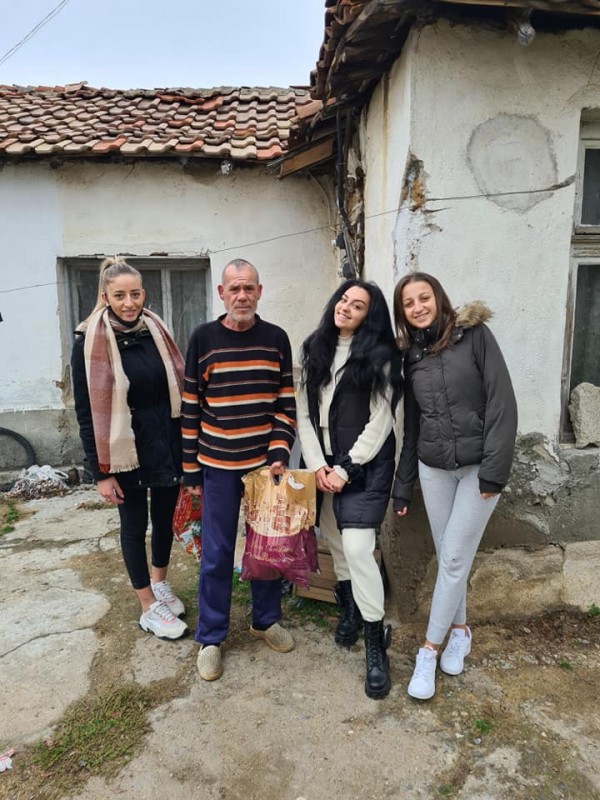 За Коледа, “Помогни в нужда“ зарадва над 60 семейства и самотно живеещи