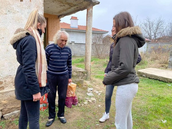 За Коледа, “Помогни в нужда“ зарадва над 60 семейства и самотно живеещи
