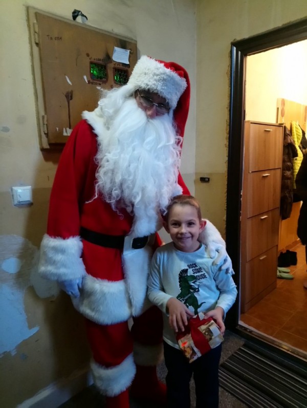 Дядо Коледа донесе подаръците на децата, които му написаха писмо със своите желания