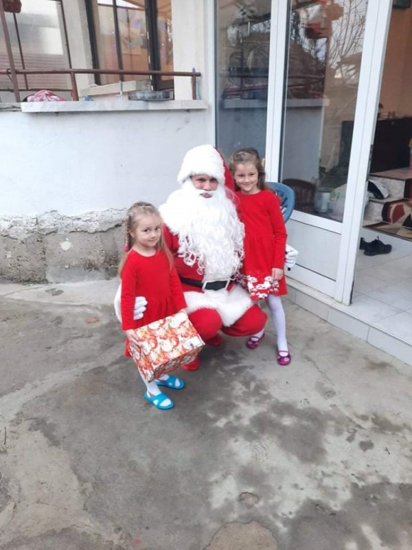 Дядо Коледа донесе подаръците на децата, които му написаха писмо със своите желания