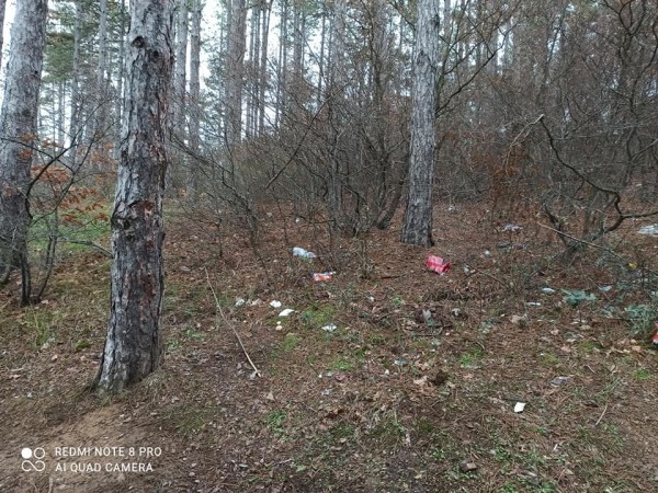 Служителите на Екоконтрол почистиха къщичката край яз.Копринка